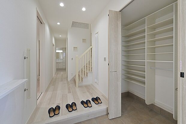 【佐土原1丁目　2号地　】撮影玄関から広がる快適動線。ただいまから、おかえりまで心地よく。家族全員分の靴も楽々収まる、大容量シューズボックス付き。