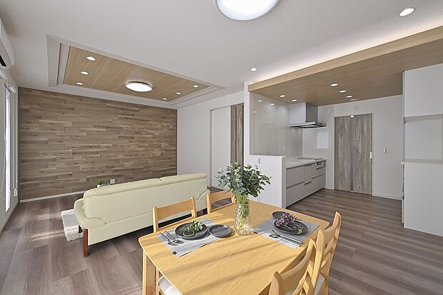 【クレストタウン八景水谷II　5号地　LDK】キッチンから洗面室・浴室へ直結する快適動線で、家事時間を短縮。家族との時間をもっと楽しめる、機能的な間取りです。