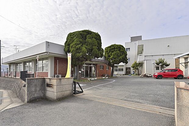 隈庄小学校（約1,000m）