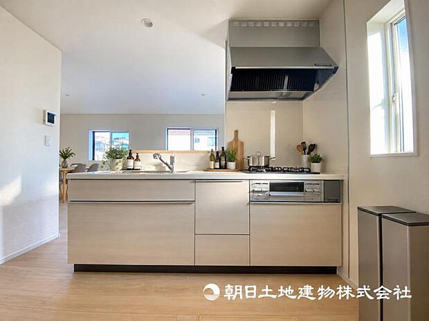 【キッチン】家族で並んでクッキング。皆でわいわい楽しく作るお料理は愛情たっぷりのごちそうに。※家具等はイメージです