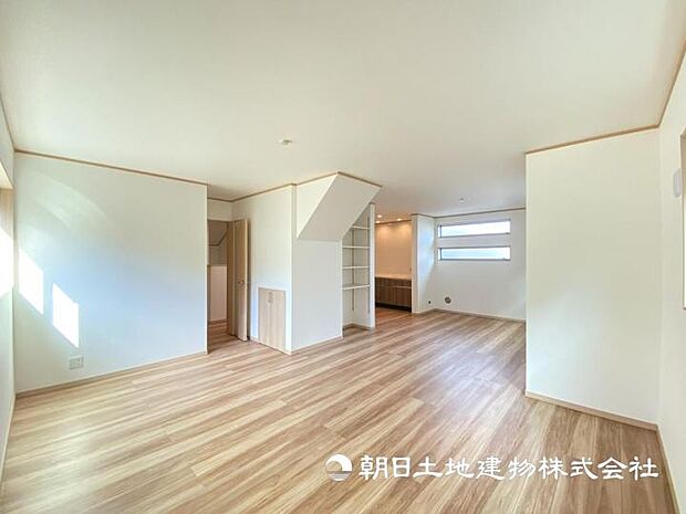 【現地写真】【リビング】ダイニングテーブルやソファーの家具も配置できます。ゆったりとした広さの空間です