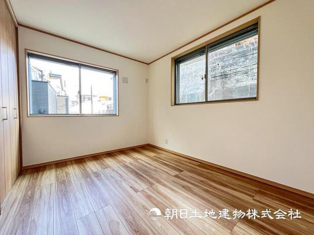 【現地写真】【洋室】光が取り込みやすい2面採光の居室。日当たり良好です。しっかりした大きさのクローゼットを完備！