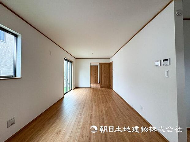 【現地写真】【リビング】キッチンからはお料理のいい香りがしてきそうです。毎日のわくわくがこのリビングから生まれます