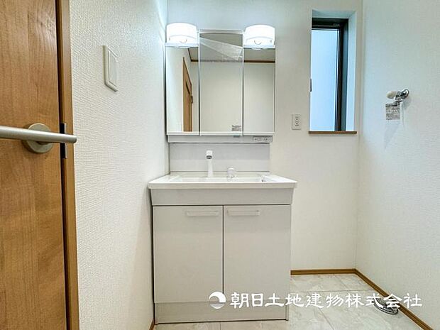 【現地写真】【洗面・脱衣所】3面鏡、収納など充実の設備。バリアフリー設計で動きやすい広さがあり使い勝手が良好です