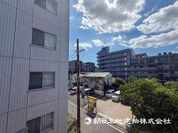 【現地写真】【眺望現地】朝の澄んだ空気や、夕方に吹く清々しい風を五感で感じられるバルコニー。