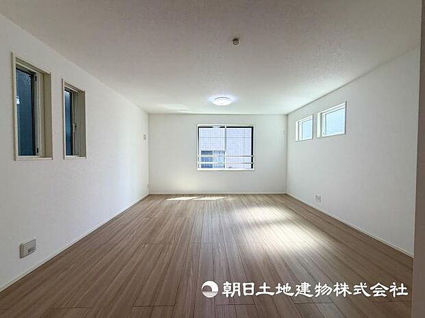 【現地写真】【リビング】家族との時間、自分の時間を大切にできる空間はここにあります。ご家族だんらんの時間をどうぞ!