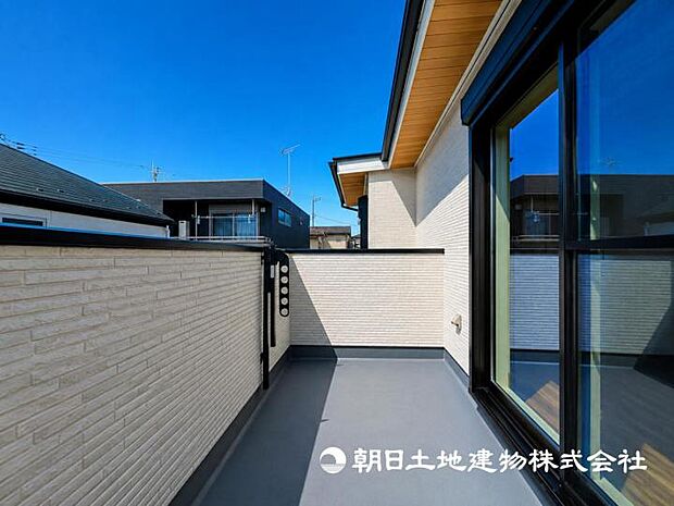 【現地写真】【バルコニー】ワイドスパンのバルコニー!奥行きがあるタイプ!洗濯物が沢山干せて陽はいっぱいあたります