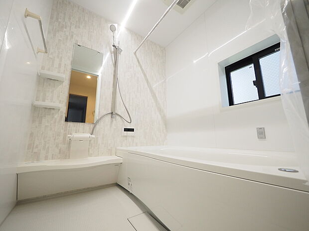 【浴室】～Bath Room～
大人が足を延ばして浸かれる広さを確保したバスルーム。
浴室乾燥機能と換気用の窓が施工されています！