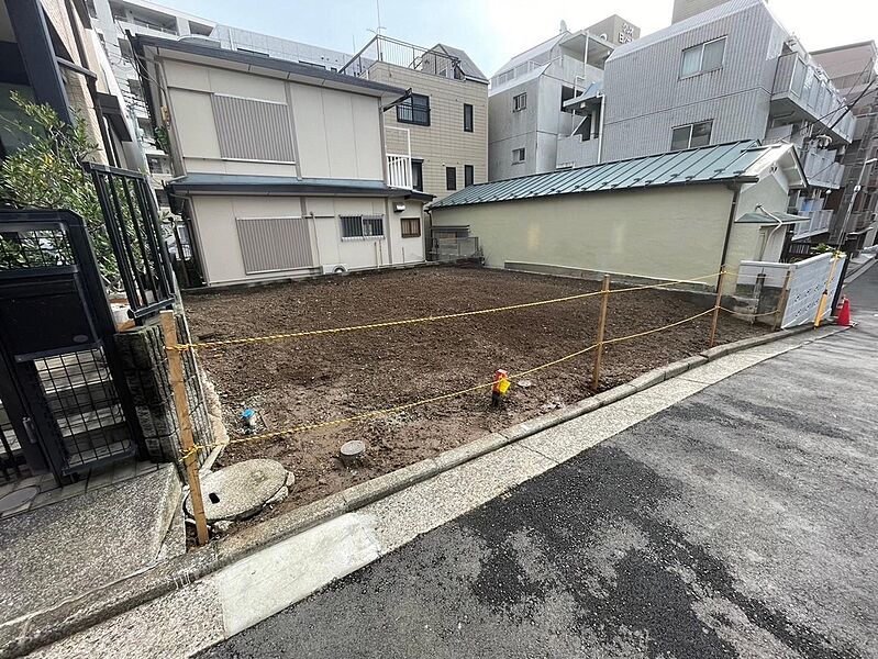 全2区画となっており、南西側の道路に接しています。