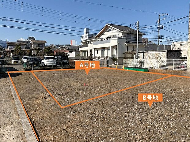 前面道路は広々5m!駐車もラクラク行えます!(2026年4月撮影)