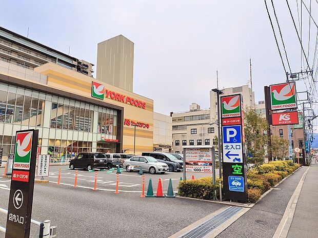 ヨークフーズ厚木店約500m(徒歩 約7分)。
スーパーが徒歩圏内にあり、日々のお買い物にも便利です!