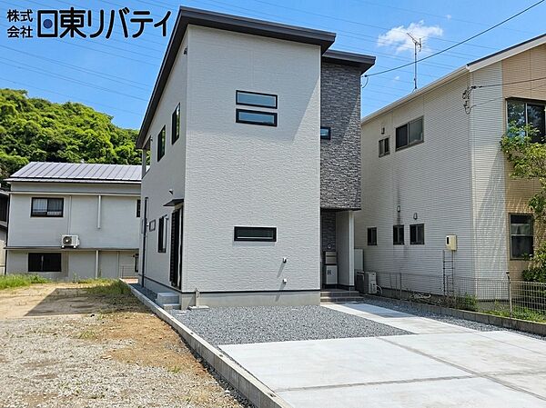 前面道路は交通量も少なく落ち着きのある閑静な住環境。車の出し入れもラクラク広々敷地♪子育て家族にも暮らしやすい立地です。落ち着きと洗練を兼ね備えた、永く住み続けたい一邸。　　画像は１号棟