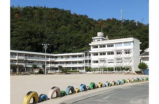 広島市立上温品小学校(約802m)