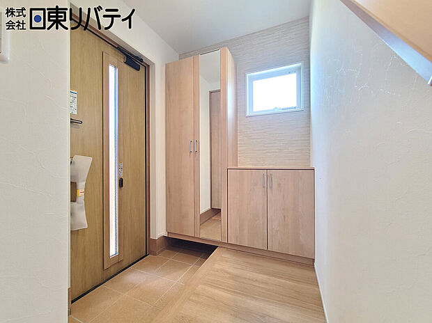 【玄関】散らかりがちな玄関もタップリの収納でスッキリ整理整頓♪人を迎え入れる最初の場所だからこそ、清潔感があり、余裕ある空間に。