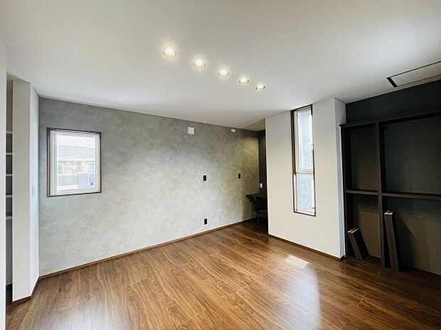 【寝室】グレー×ブラウンの寝室 落ち着いた空間で安らぎのひとときを。