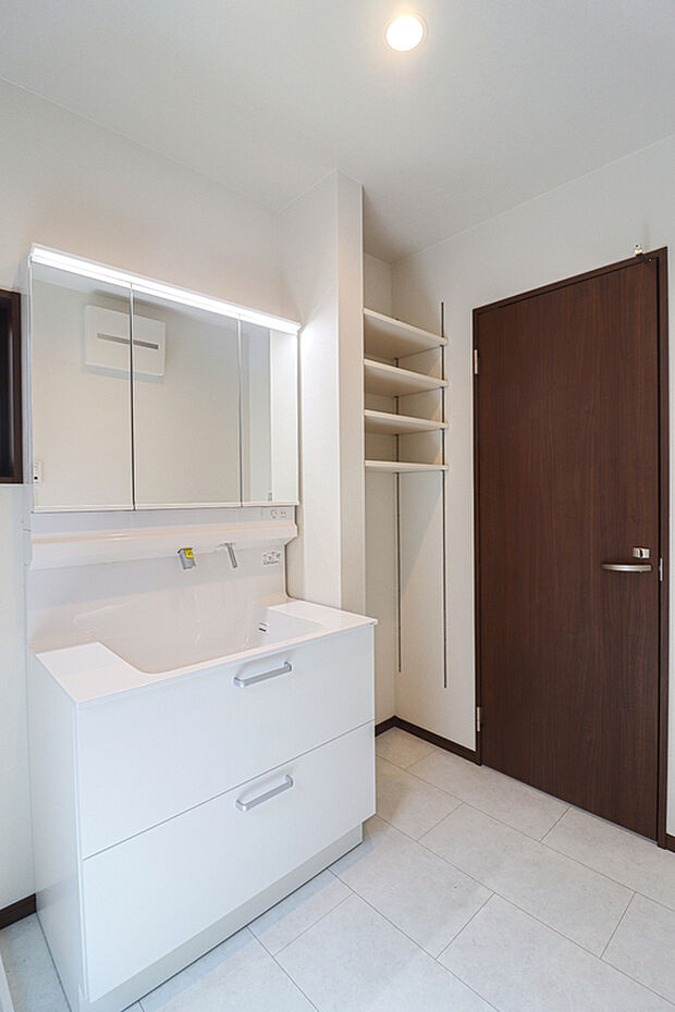 【洗面化粧台】ミラーキャビネットになっており、メイク用品や洗顔小物をスッキリ収納できます!来客時にも安心の収納力です。(写真撮影R7.8)