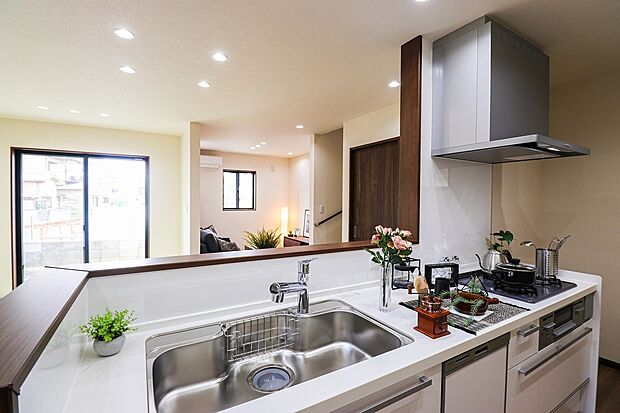 ■施工例:キッチン
対面式のキッチンはリビングで遊ぶお子様の様子を見ながら家事ができます♪