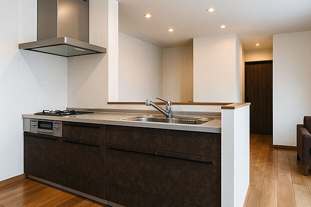 【イメージパース/キッチン】新築参考Aプラン
リビングが見渡せるカウンターキッチンです！
家事をしながらご家族と一日の出来事を話したり、コミュニケーションが取りやすく、家族の存在を近くに感じます！