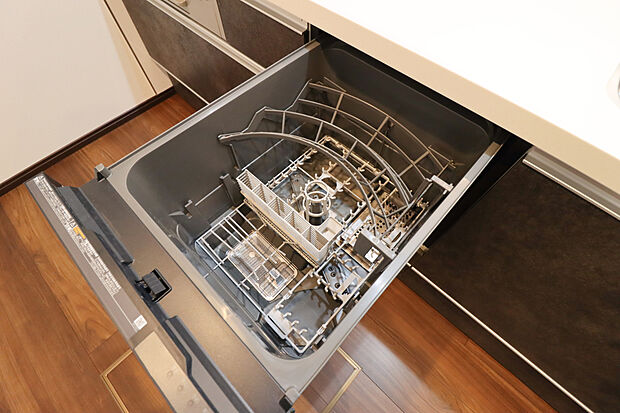 【【食器洗い乾燥機】】食器洗い乾燥機付きのシステムキッチンで、食後の団らん時間もご家族と一緒に楽しむことができます!手肌にも優しくママも嬉しい!