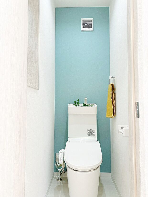 【【ウォシュレット】】壁リモコンで両サイドがスッキリとしており、多彩な機能付で清潔なトイレ空間に。温水洗浄便座なので冬も温かくリラックスできる空間です♪