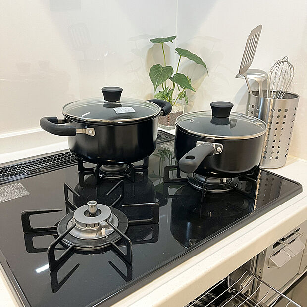 【【3つ口 コンロ】】バーナー間隔が広いので、3口同時に使っても鍋振りもできます!グリルの排気口をコンパクトにして、仮置きできるスペースもご用意しております♪