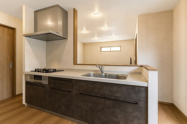 【イメージパース:キッチン】回遊できるキッチンは家事効率UP!
開放的でお料理もはかどります♪
※こちらは参考プランのイメージパースであり、実際の仕上がりとは異なる場合があります。