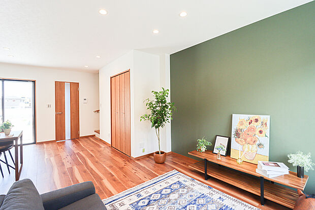 落ち着きのある色味にグリーンのアクセントクロスが映えるリビング!(写真撮影R6.10)