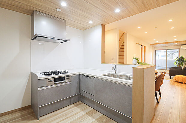 ご家族を見守れる対面式キッチン!L字型は小回りが効き家事効率がUPします!
(写真撮影:2025年11月)