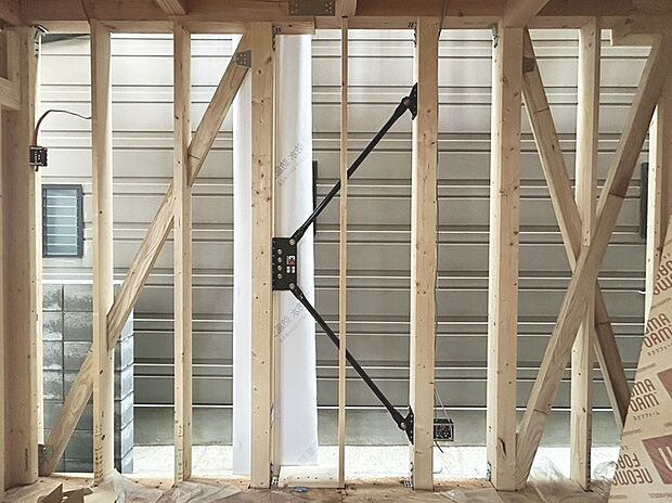 ■高性能ダンパーK３
制震と耐震を兼ね備えており、２つの性能の相乗効果で、地震から住まいを守ります。
メンテナンスフリー/壁倍率4.1倍取得/震度７までの揺れを効率よく吸収