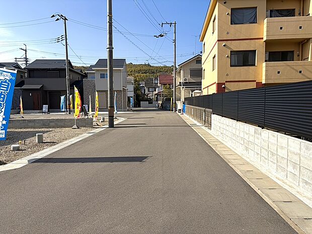 まちには６ｍ幅の広々とした新設道路あり！ （前道｜写真撮影R8.1）