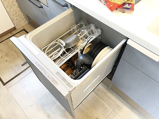 【ドリームタウンシリーズ共通設備】【食器洗い乾燥機】
◆後片付けをサポート!食事後の家族のくつろぎタイムもゆっくりともてます♪
環境にも手肌にも優しい設備♪