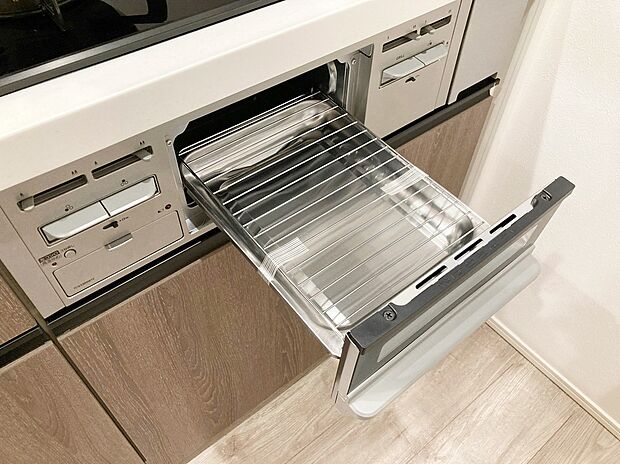 【ドリームタウンシリーズ共通設備】
【グリル】
◆フライパンで焼くことの多い肉料理にグリルを使えば、油不要で余分な脂も落として焼けるため、フライパンを使った時よりも多く油脂分をカットできます!