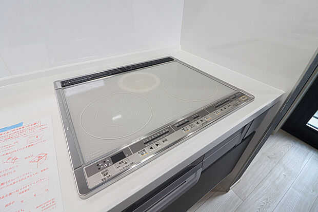 【【IHクッキングヒーター】】ガスコンロと比べて表面の凹凸が少ない為、調理中に飛び散った油や調味料を拭き取りやすいくキッチン回りのお手入れがしやすくなります!キッチンを清潔に保ちやすくなりますね