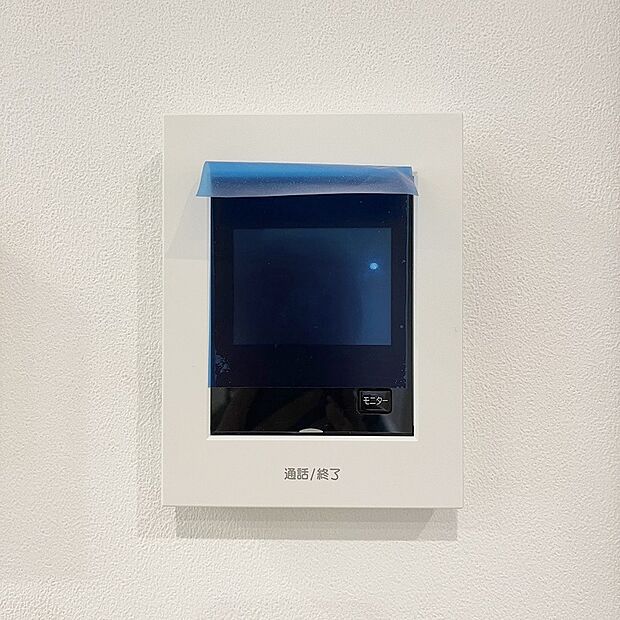 【TVモニター付きインターホン】■来客者を確認出来るTVモニタ-付インターフォン。
普段の生活時はもちろん、お子様が一人でお留守番する際にも安心ですね!(ドリームタウン仕様例)