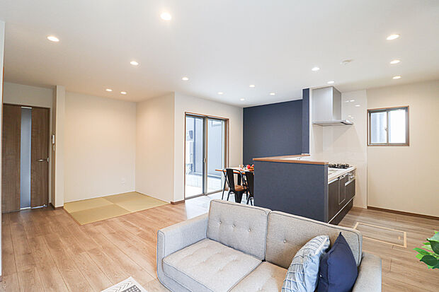 【【リビング】】タタミコーナーを設け“和”を感じられる空間!(写真撮影R7.3)