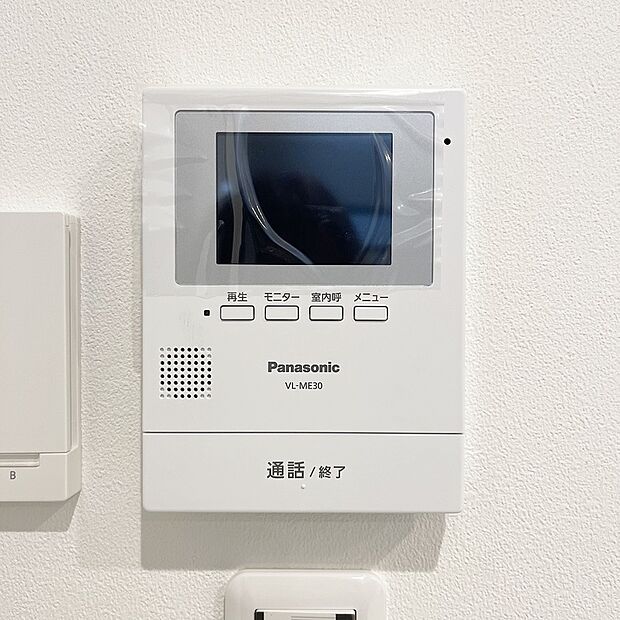 【【TVモニター付インターフォン】】■来客者を確認出来るTVモニタ-付インターフォン。
普段の生活時はもちろん、お子様が一人でお留守番する際にも安心ですね!(ドリームタウン仕様例)