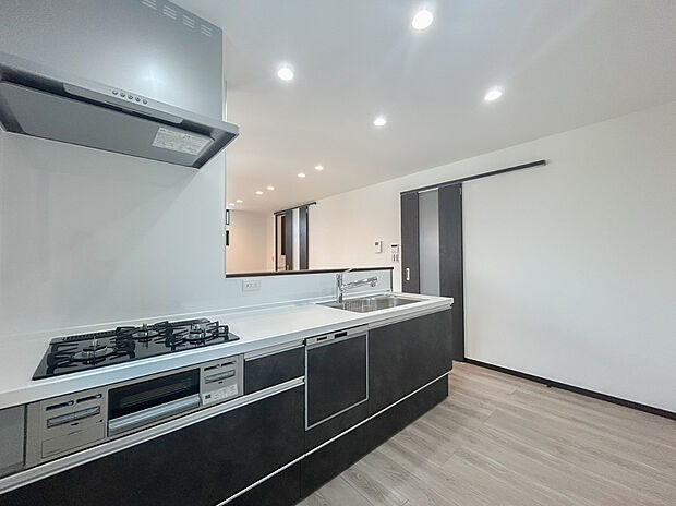 【【弊社施工例・キッチン】】食器洗い乾燥機付きで後片付けをサポートしてくれます！キッチン収納もたっぷりでキッチン周りがスッキリ！

建物プラン例　建物価格18999万円、建物面積90.54m2