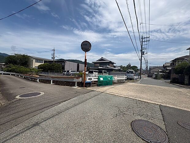 【【現地写真：前道】】（撮影R8.7）※掲載画像はAI技術を用いて雑草を除去・補正加工しております。実際の現地状況と一部異なる場合がございます。
