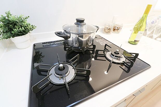 【ドリームタウンシリーズ共通設備】【3口コンロ】
◆バーナー間隔が広く、３口同時に使っても鍋振りできます！グリルの排気口をコンパクトにして、仮置きスペースもあります♪