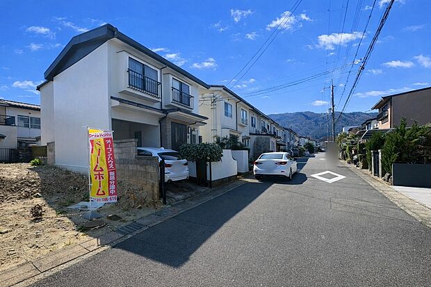 【【現地写真：R8.3撮影】】前道ゆったり6ｍ！前道が広いと道路を挟んだ向かいの家との距離が離れるため日当たり・通風も良好！