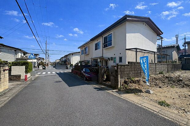 【【現地写真：R8.3撮影】】前道が広いことで通路幅に余裕があるため駐車もラクチン♪