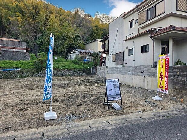 【【現地写真】撮影R8.4】前道6.1ｍ！前道が広いことで通路幅に余裕があるため駐車もラクチン♪さらに道路を挟んだ向かいの家との距離が離れるため日当たり・通風も良好！