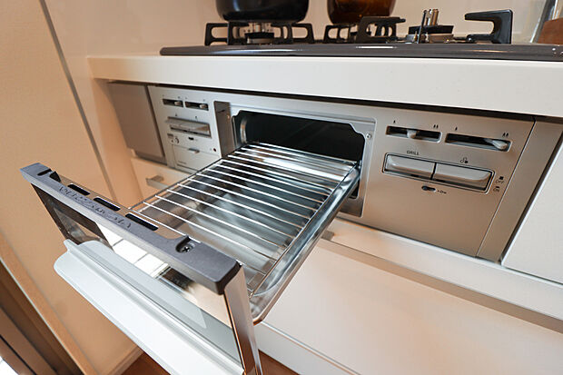 【【グリル】】◆フライパンで焼くことの多い肉料理を代わりにグリルを使えば、油をひく必要もなく、余分な脂も落として焼けるため、フライパンを使った時よりも多く油脂分をカットできます!