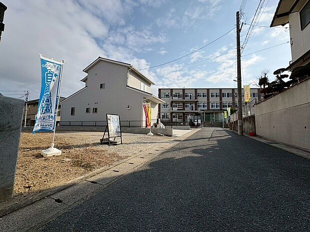 【【1号地:現地写真】】小学校や公園がすぐソコ!お子様の遊び場が近いので、子育て世代に嬉しい立地♪現地(2026年2月)撮影