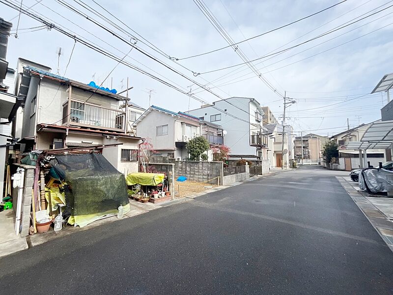 【前道写真】
前道は車通り少なく、お子様が玄関から急に飛び出した際や、お家の前でお友達と遊んだりする際にも安心です。