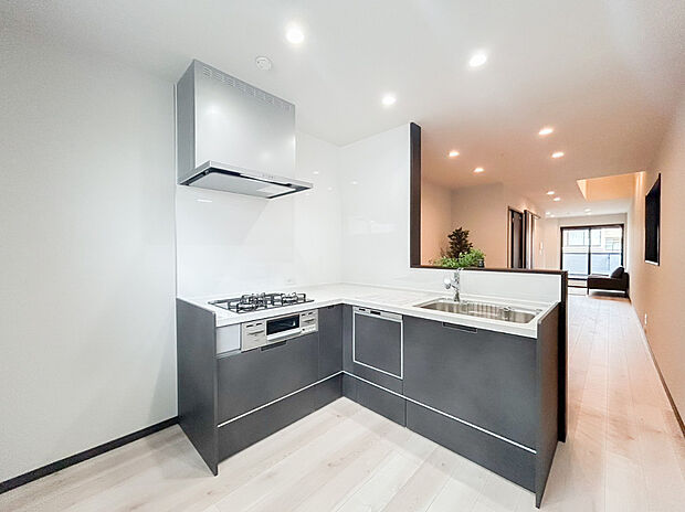 【キッチン(2階)】キッチン内での作業動線が短く、小回りの利くL字型キッチンを採用。