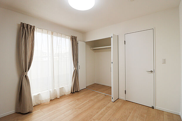 【ドリームタウンシリーズ施工例:洋室】
お部屋のクロスはお客様のお好みでお選びいただけますので、自分だけの素敵なお部屋づくりをしていただけます♪