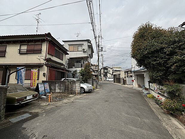 【現地・前道】前道は車通り少なく、お子様が玄関から急に飛び出した際や、お家の前でお友達と遊んだりする際にも安心です。