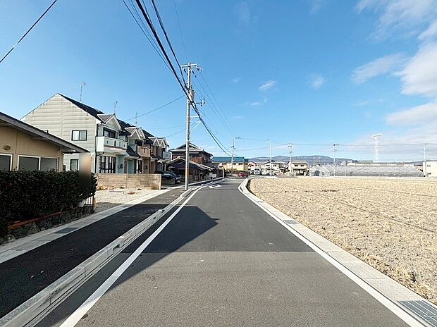 【前道写真】
前道スッキリ7.6m!
前道が広いことで通路幅に余裕があるため駐車もラクチン♪