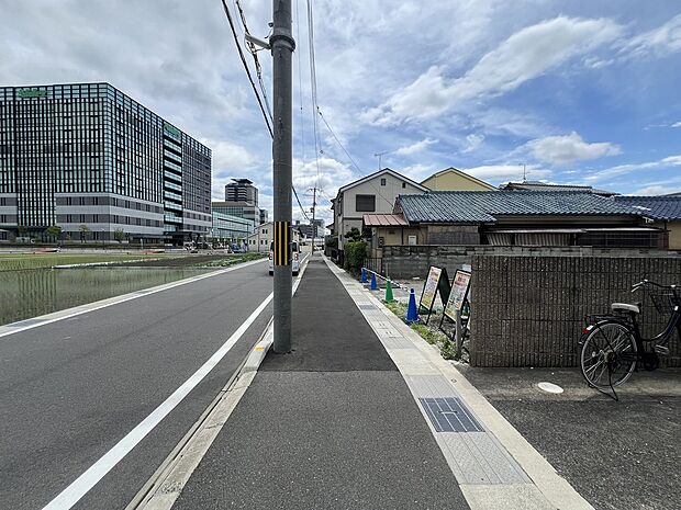 【前道写真】
前道スッキリ7.6ｍ！
前道が広いことで通路幅に余裕があるため駐車もラクチン♪写真撮影R8.6